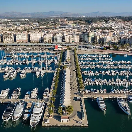 Panoramic Views And A Swimming Pool Near The Airport *