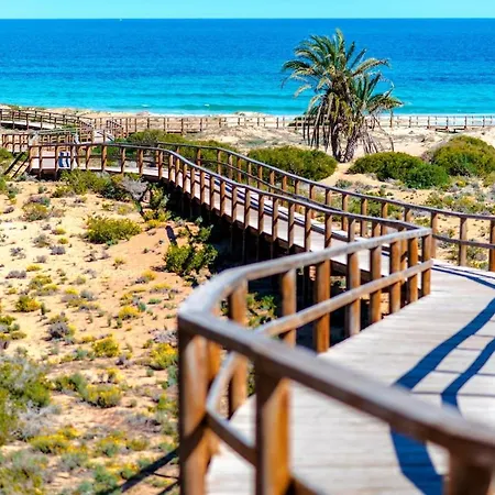 Panoramic Views And A Swimming Pool Near The Airport *